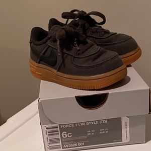 Nike toddler size 6 force 1 sneakers
